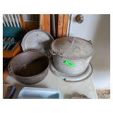 4 PIECES OF OUTDOOR COOKWARE
