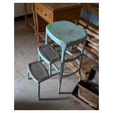 VINTAGE BLUE METAL STEPSTOOL