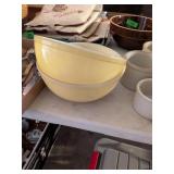 2 - 10' PYREX YELLOW MIXING BOWLS
