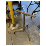 ADJUSTABLE SHOP STAND