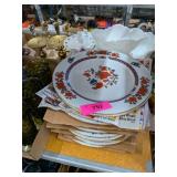 CROWN MING FINE CHINA PLATE SET