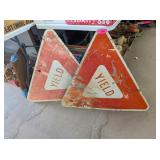 2 - METAL YIELD SIGNS