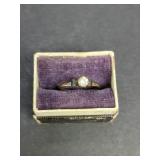 SMALL UNMARKED RING WITH STONE SETTING