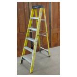 HUSKY 6 FT FIBERGLASS STEP LADDER 250 LB RATED