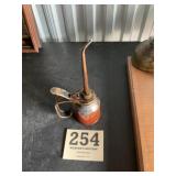 Pump oil can