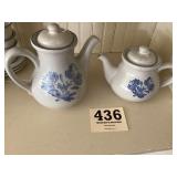 2pcs Pfaltzgraff Teapots Yorktowne pattern