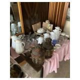 Barware table lot with tea and coffee pots
