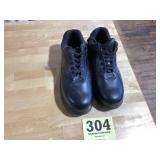 Menï¿½s size 12 medium steel toe shoes like new