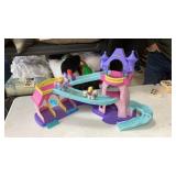 Little People Klippity klop  castle with 3 horses