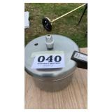 Presto pressure cooker with gasket and jiggler