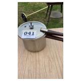 Presto pressure cooker with gasket and jiggler