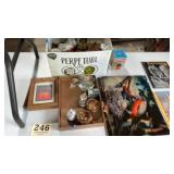 Miscellaneous lot of animal items, picture