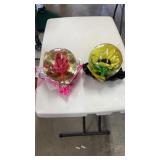2 Flowers in globes