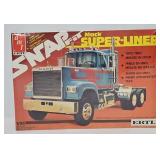 AMT/Ertl #6778 Mack Super-Liner 1:32 Model Kit