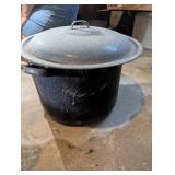 Graniteware Pot w/ Lid
