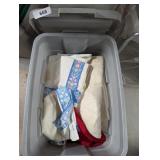 Tote w/ Lid + Towels,Tablecloths & Sheets