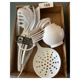 White Utensils, Measuring Cups (new)