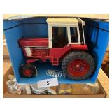 Ertl Die Cast International 1586 Tractor
