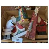 (5) Wood Santas Figurines (5) Wood Santas Figurines