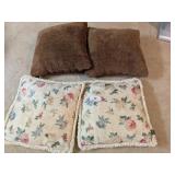 (4) Decorative Throw Pillows (4) Decorative Throw Pillows