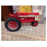560 Farmall International Diecast Tractor w/