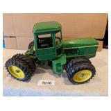 Metal John Deere Swivel Tractor