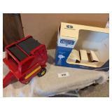 Country Classics NH660 Baler w/