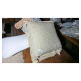 Throw Pillows & Bed Pillow