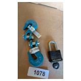 (2) Hooks & Lock
