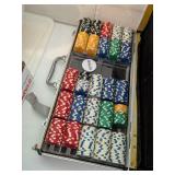 Box w/ Poker Chips -*