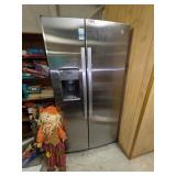 GE Refrigerator Newer Condition