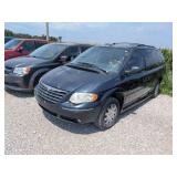2007 Chrysler Town and Country Limited- handicap*