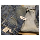 (9) Levis
