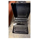 Vintage Royal Portable Manual Typewriter w/ Case