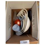 Plastic Mixing Bowls, Strainer & Ramekins