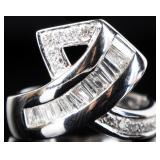 ELEGANT 18K WHITE GOLD LADIES RING W/ DIAMONDS