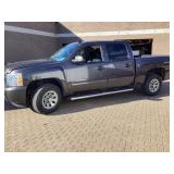 2010 crew cabSilverado 4 x 4 pick up 17981 miles
