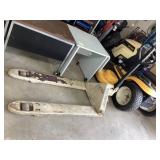 Pallet jack missing handle