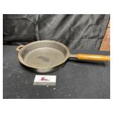 Cast Iron 10 in Skillet w/wood handle