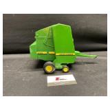 Ertl John Deere 566 round bailer