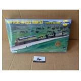John Deere HO Scale Train set (incl 2 cast 4010