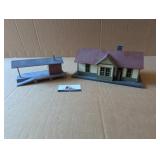 Lionel O Scale train station & platform (plastic)