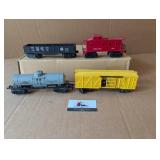 4 Lionel O gauge train cars/caboose