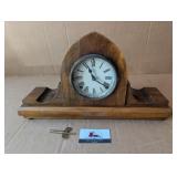 Mantle clock w/ key (works)
