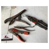 Locking pliers