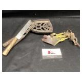 Cast iron trivet, corn huskers