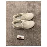 White womenï¿½s kizik shoes