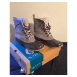 Womenï¿½s snow boots size 9
