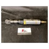 Central pneumatic air ratchet wrench