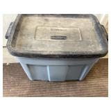 Rubbermaid tote with lid